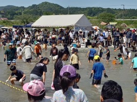 あまごつかみ取り大会2025写真